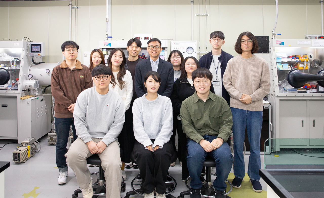 이번 연구를 수행한 조재흥(윗줄 가운데) 교수 연구팀.[UNIST 제공]