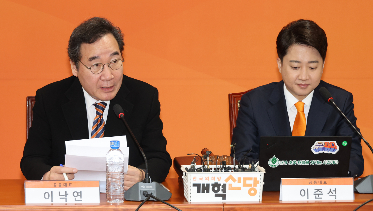 개혁신당 이낙연 공동대표가 19일 국회에서 최고위원회의를 하고 있다. 오른쪽은 이준석 공동대표. [연합]