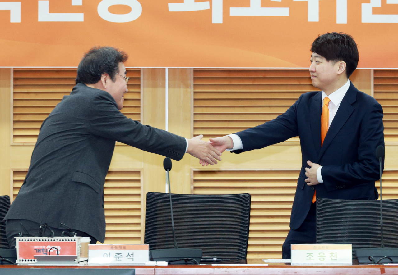 개혁신당 이준석, 이낙연 공동대표가 14일 오전 국회 의원회관에서 열린 최고위원회의에서 악수하고 있다. [연합]