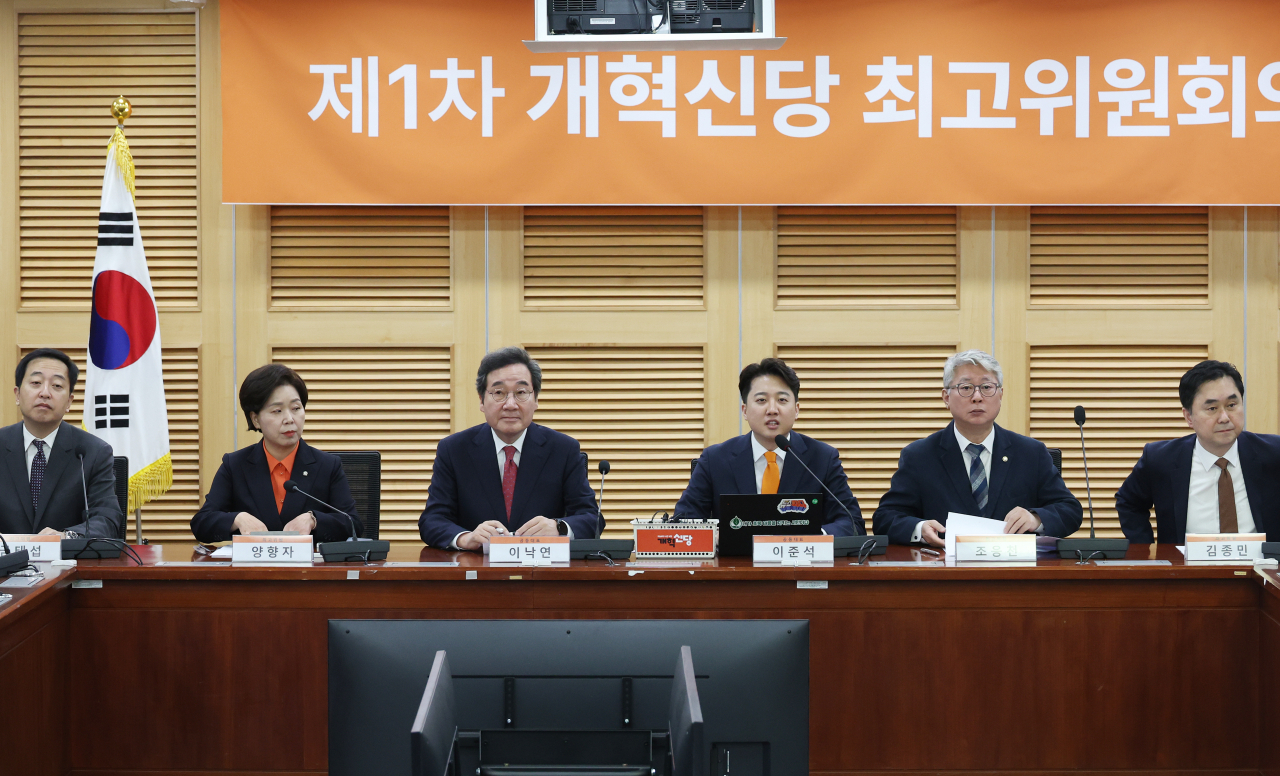개혁신당 이준석 공동대표가 13일 국회 의원회관에서 열린 제1차 최고위원회의에서 발언을 하고 있다. 왼쪽부터 금태섭 최고위원, 양향자 원내대표, 이낙연 공동대표, 이 대표, 조응천, 김종민 최고위원. [연합]