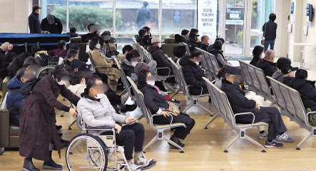 서울 대형 종합병원 빅5(서울대·서울아산·세브란스·삼성서울·서울성모병원) 소속 전공의들이 사직서를 제출하고 20일 오전 6시부터 근무 중단에 돌입했다. 이날 서울 시내 한 대학병원을 찾은 환자들이 진료를 기다리고 있다. 임세준 기자