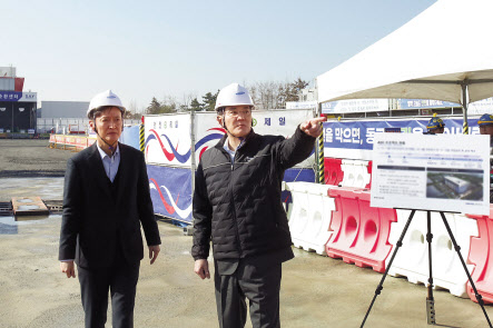 이재용 삼성전자 회장이 16일 삼성바이오로직스 인천사업장을 찾아 ADC(항체-약물 접합체) 제조시설 건설 현장을 살펴보고 있다. [삼성전자 제공]
