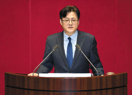 홍익표 더불어민주당 원내대표가 14일 오전 국회 의원회관에서 열린 제8회 민주주의자 김근태상 시상식에서 발언하고 있다. [연합]