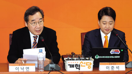 이낙연 개혁신당 공동대표가 19일 국회 최고위원회의에서 발언하고 있다. 오른쪽은 이준석 공동대표 [연합]