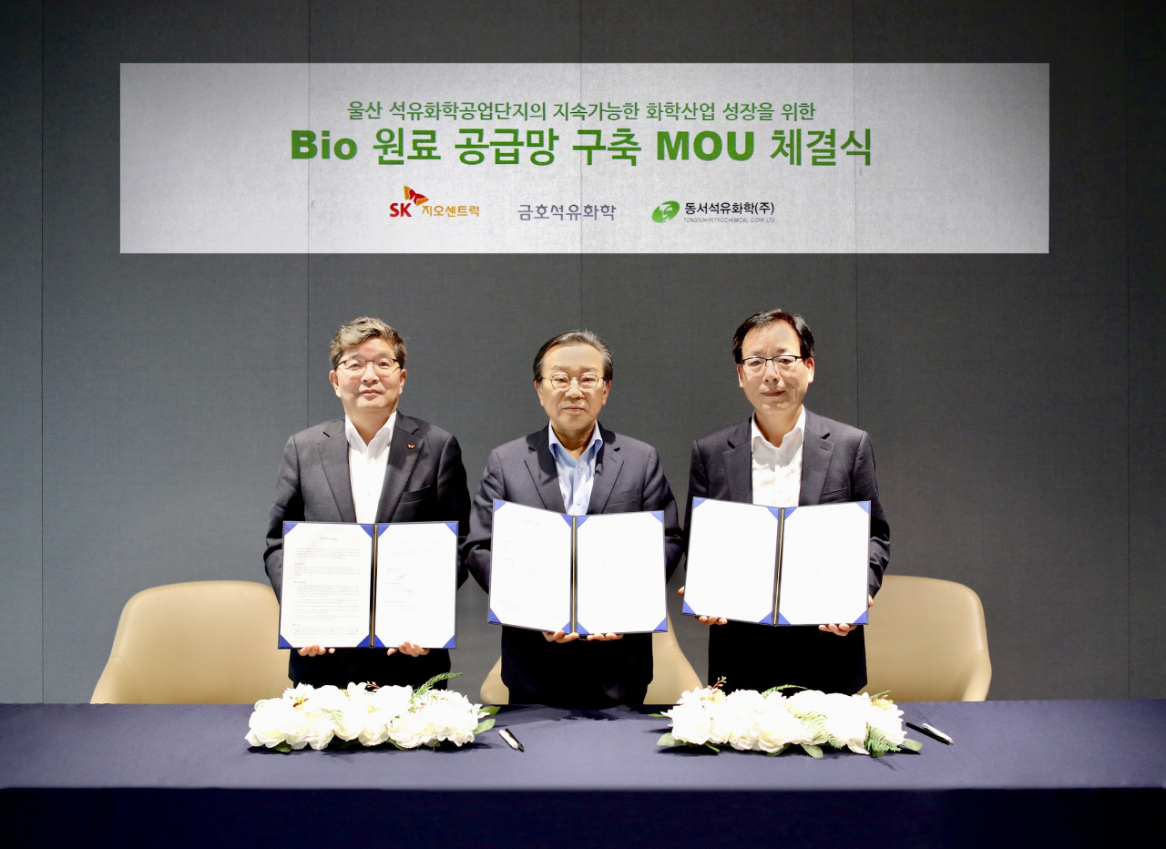백종훈(가운데) 금호석유화학 대표와 나경수(왼쪽) SK지오센트릭 대표, 채종경 동서석유화학 대표가 지난 19일 바이오 원료 공급망 구축 양해각서(MOU)를 체결하고 기념촬영을 하고 있다. [금호석유화학 제공]