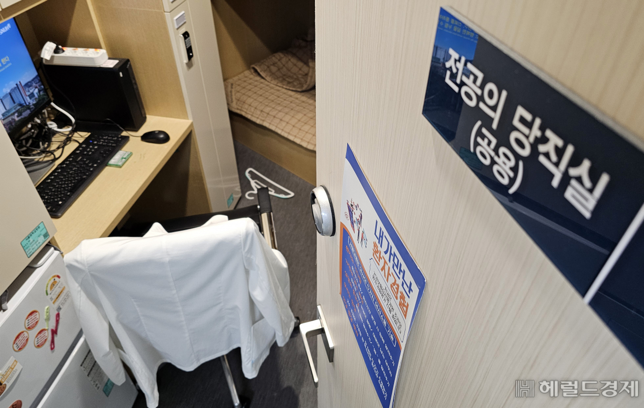 서울 대형 종합병원 빅5(서울대·서울아산·세브란스·삼성서울·서울성모병원) 소속 전공의들이 사직서를 제출하고 20일 오전 6시부터 근무 중단에 돌입했다. 이날 서울 시내 한 대학병원 전공의 당직실이 텅 비어 있다. 임세준 기자