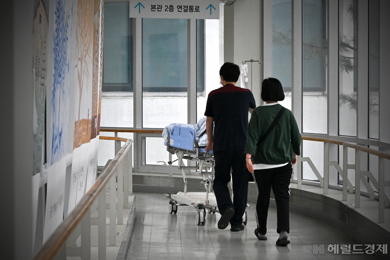 서울 대형 종합병원 빅5(서울대·서울아산·세브란스·삼성서울·서울성모병원) 소속 전공의들이 사직서를 제출하고 20일 오전 6시부터 근무 중단에 돌입했다. 이날 서울 시내 한 대학병원에서 관계자가 환자를 이송하고 있다. 임세준 기자