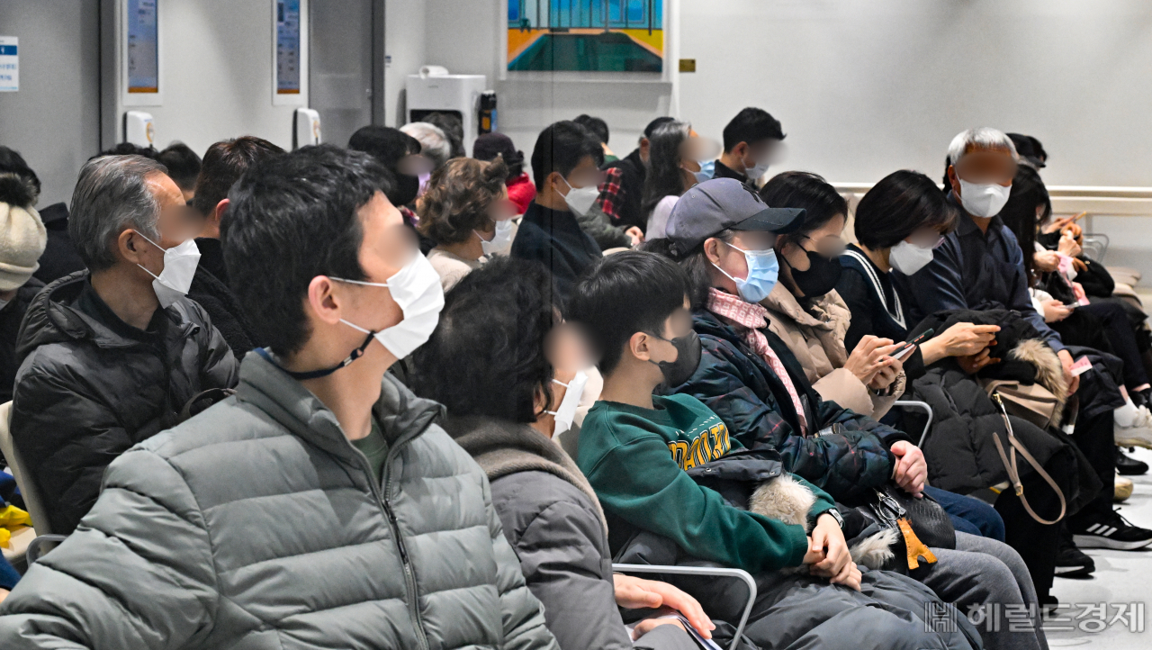 서울 대형 종합병원 빅5(서울대·서울아산·세브란스·삼성서울·서울성모병원) 소속 전공의들이 사직서를 제출하고 20일 오전 6시부터 근무 중단에 돌입했다. 이날 서울 시내 한 대학병원을 찾은 환자들이 진료를 대기하고 있다. 임세준 기자