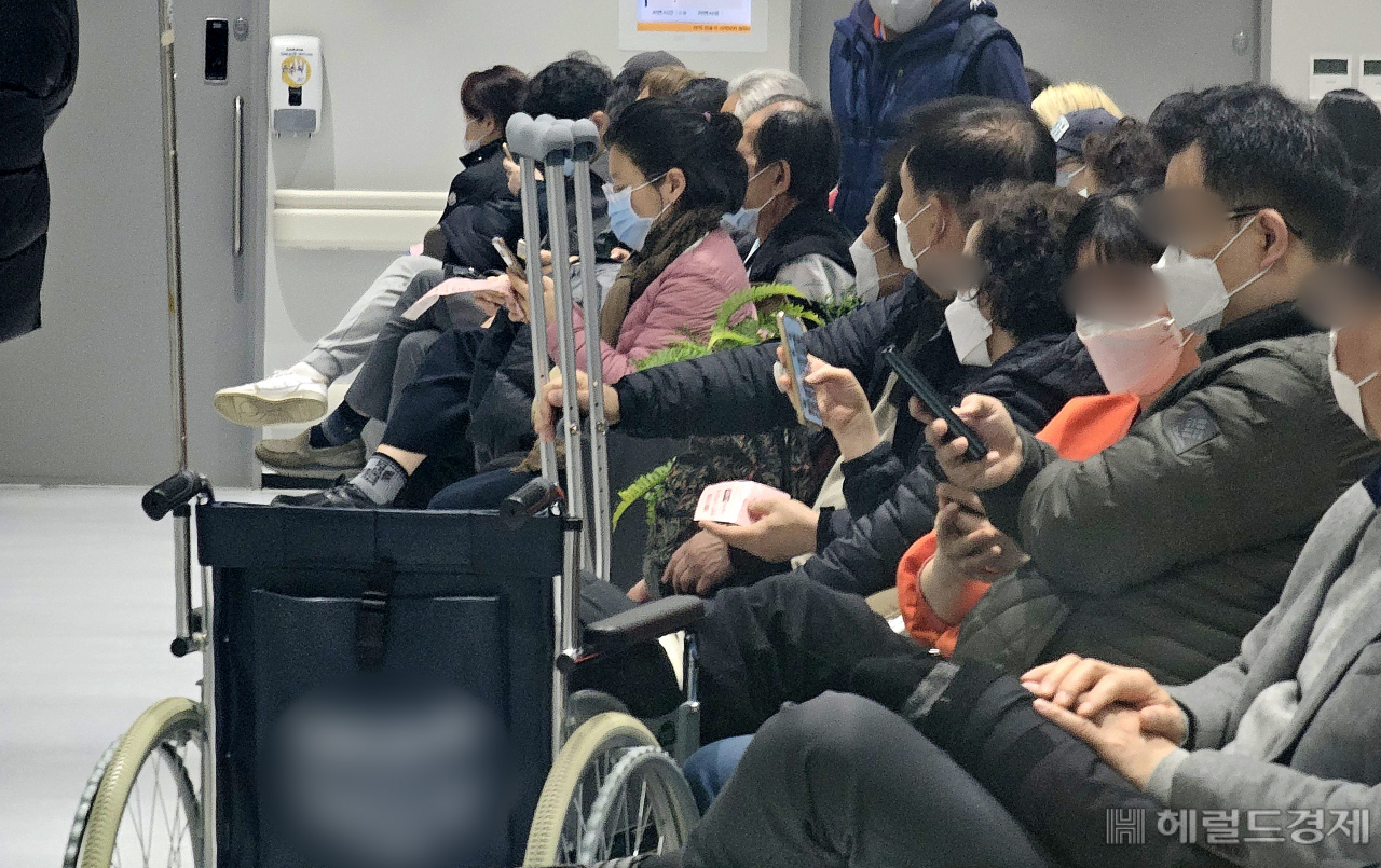 서울 대형 종합병원 빅5(서울대·서울아산·세브란스·삼성서울·서울성모병원) 소속 전공의들이 사직서를 제출하고 20일 오전 6시부터 근무 중단에 돌입했다. 이날 서울 시내 한 대학병원을 찾은 환자들이 진료를 대기하고 있다. 임세준 기자