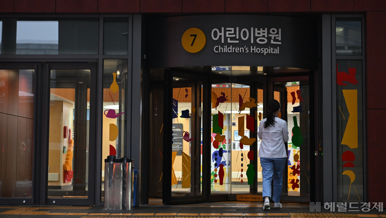 서울대·세브란스·삼성서울·서울아산·서울성모병원 등 '빅5' 병원의 전공의들이 의대 정원 확대에 반발하며 집단행동을 예고한 가운데 지난 19일 오전 서울 한 대학병원 에서 의료진이 이동하고 있다. 이상섭 기자