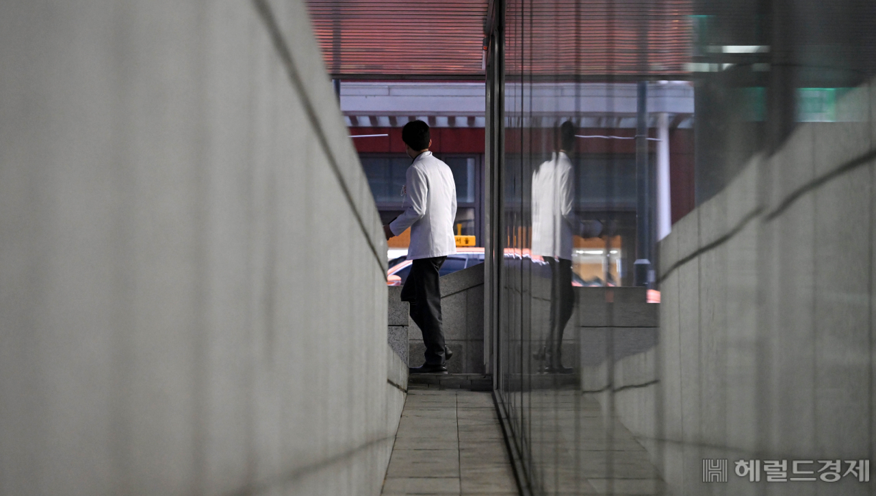 서울대·세브란스·삼성서울·서울아산·서울성모병원 등 '빅5' 병원의 전공의들이 의대 정원 확대에 반발하며 집단행동을 예고한 가운데 지난 19일 오전 서울 한 대학병원 에서 의료진이 이동하고 있다. 이상섭 기자