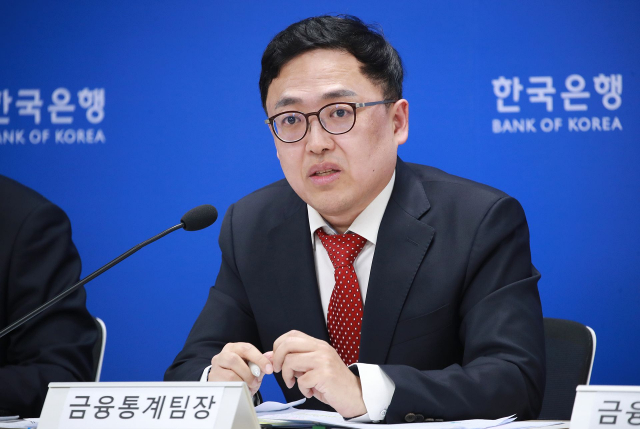 서정석 한국은행 경제통계국 금융통계팀장이 20일 오전 서울 중구 한국은행에서 2023년 4/4분기 가계신용(잠정)의 주요 특징을 설명하고 있다. [연합]