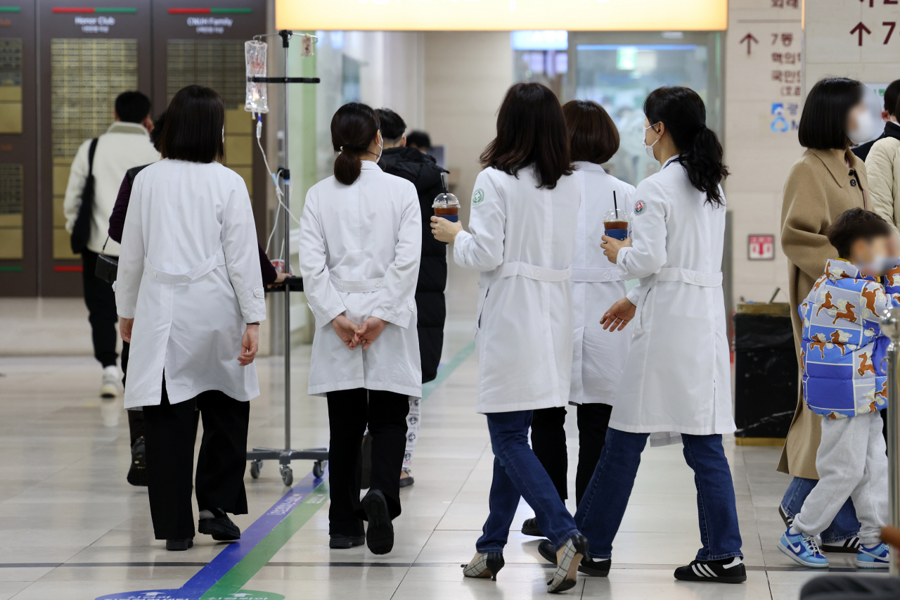 정부의 의대정원 확대 정책에 반발한 전국 전공의들의 집단 사직 움직임이 확산하고 있는 가운데 광주 동구 전남대병원에서 병원 관계자들이 로비를 지나고 있다. 연합뉴스