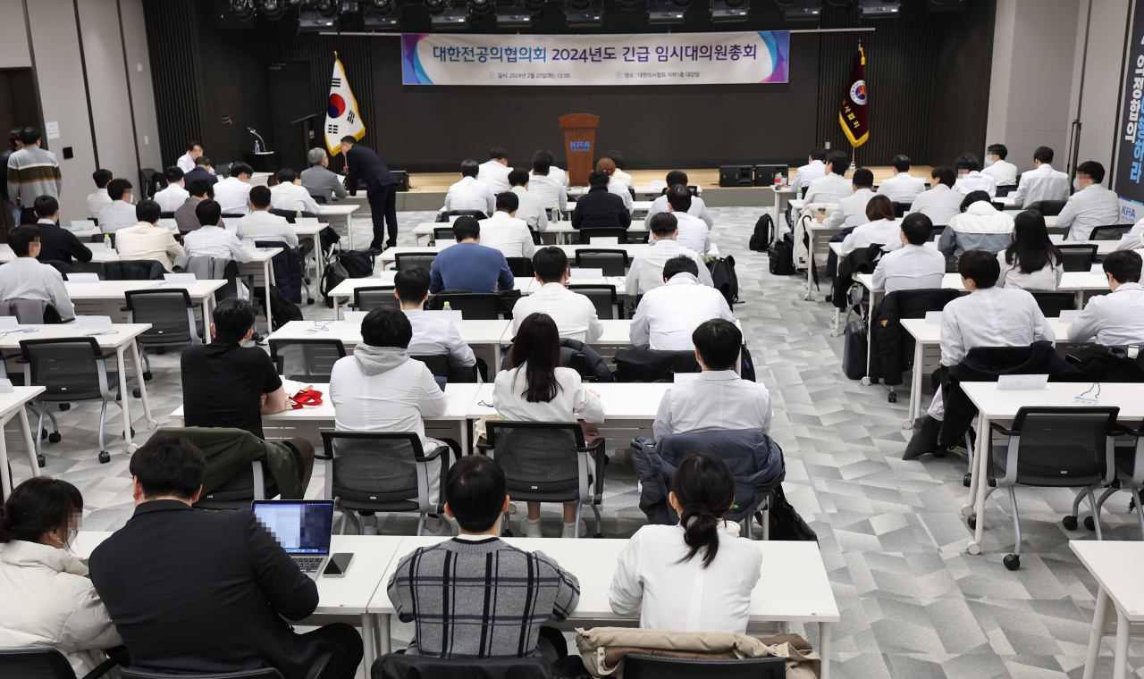 정부의 의대 증원 방침에 반발해 사직서를 내고 근무 중단을 선언한 전공의 대표들이 20일 서울 용산구 대한의사협회 회관에서 열린 대한전공의협의회 긴급 임시대의원총회에 참석하고 있다. [연합]