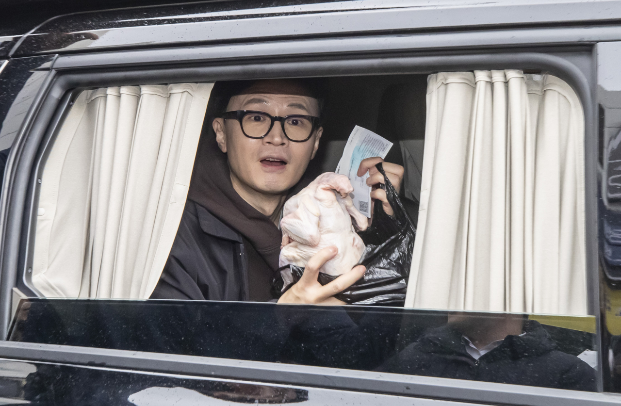 한동훈 국민의힘 비상대책위원장이 지난 5일 서울 동대문구 청량리 청과물시장·경동시장을 방문, 차량을 타고 떠나며 지지자들과 대화하고 있다. [연합]
