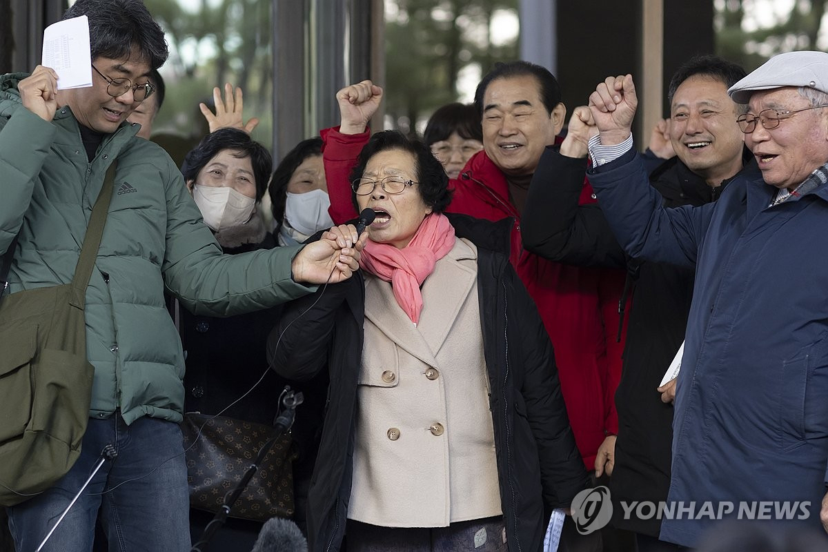지난해 12월 히타치조선과 미쓰비시중공업을 상대로 손해배상 청구 소송을 제기한 피해자 유가족 등이 상고심 선고 후 배상 및 공식 사과 등을 촉구하는 구호를 외치고 있다.[연합]