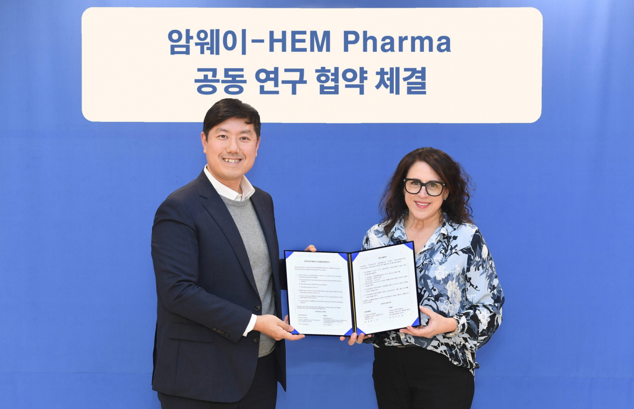 크리스티 펠츠(오른쪽) 암웨이 글로벌 연구개발 부사장과 지요셉 에이치이엠파마 대표가 공동 연구 협약 체결식에서 기념사진을 촬영하고 있다. [암웨이 제공]