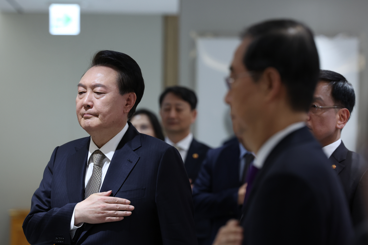 윤석열 대통령이 20일 서울 용산 대통령실 청사에서 열린 국무회의에서 국기에 경례하고 있다. [연합]