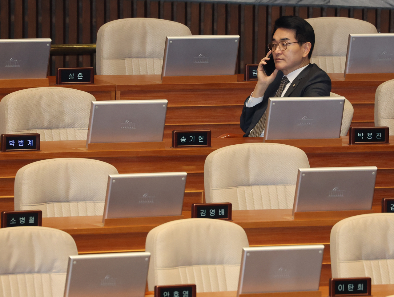 박용진 더불어민주당 의원이 20일 국회 본회의장에서 통화하고 있다. [연합]