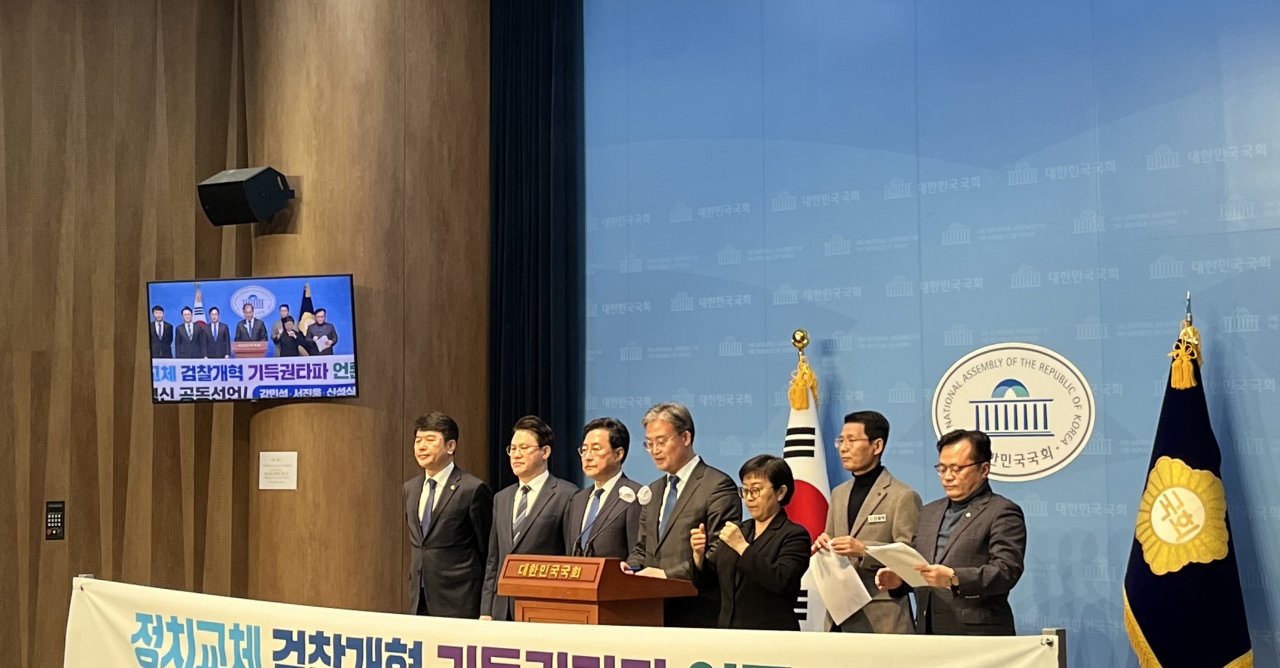 문진석·이동주 더불어민주당 의원과 강민석·서진웅·신성식·이연희 예비후보가 20일 국회 소통관에서 기자회견을 하고 있다. 양근혁 기자