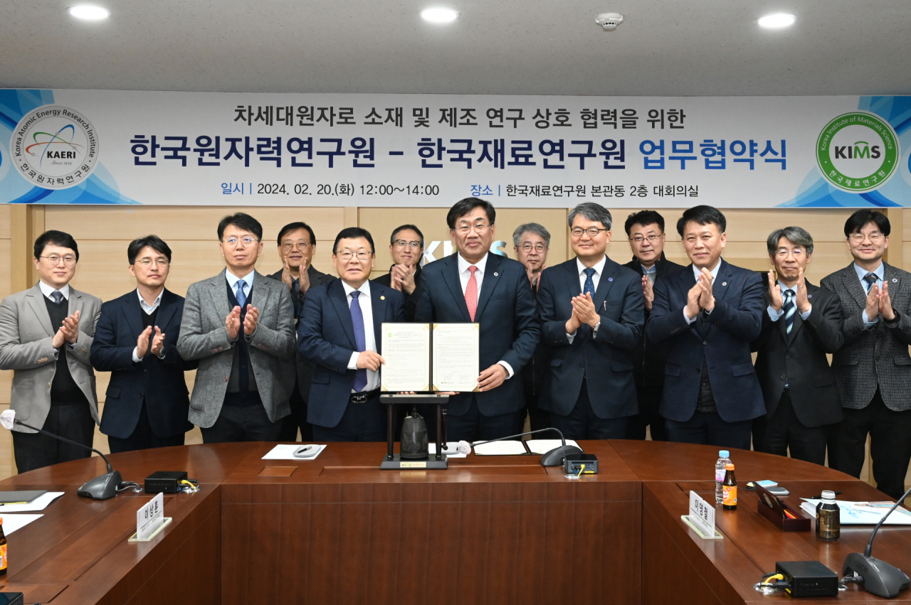 한국재료연구원과 한국원자력연구원은 20일 차세대원자로 소재 및 제조 연구를 위한 업무협약을 체결했다. 이정환(가운데 왼쪽) 한국재료연구원장과 주한규 한국원자력연구원장이 업무협약서를 들어 보이고 있다.[한국재료연구원 제공]