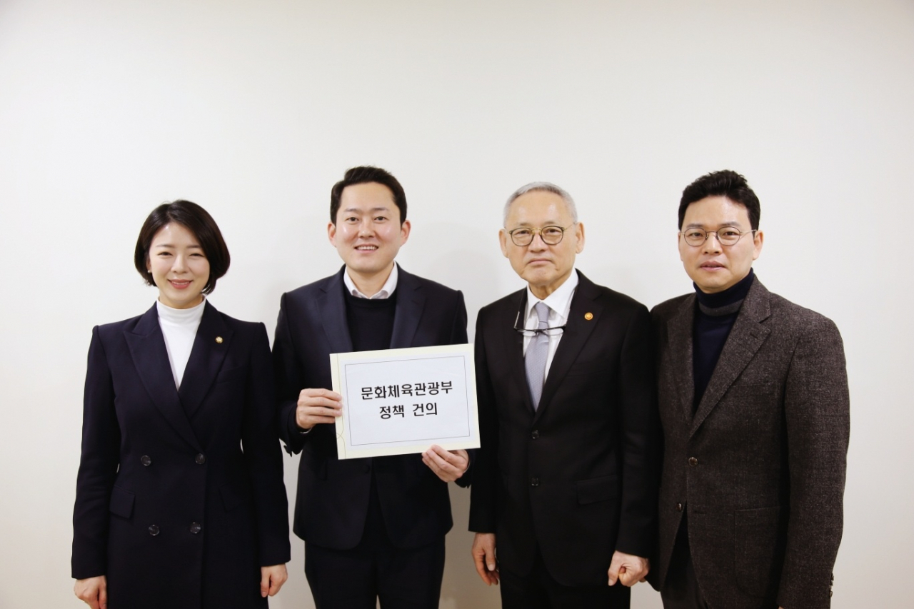 왼쪽부터 배현진 국민의힘 의원, 김성용 국민의힘 서울 송파병 예비후보, 유인촌 문화체육관광부 장관, 박정훈 국민의힘 서울 송파갑 후보[배현진 국민의힘 의원실 제공]