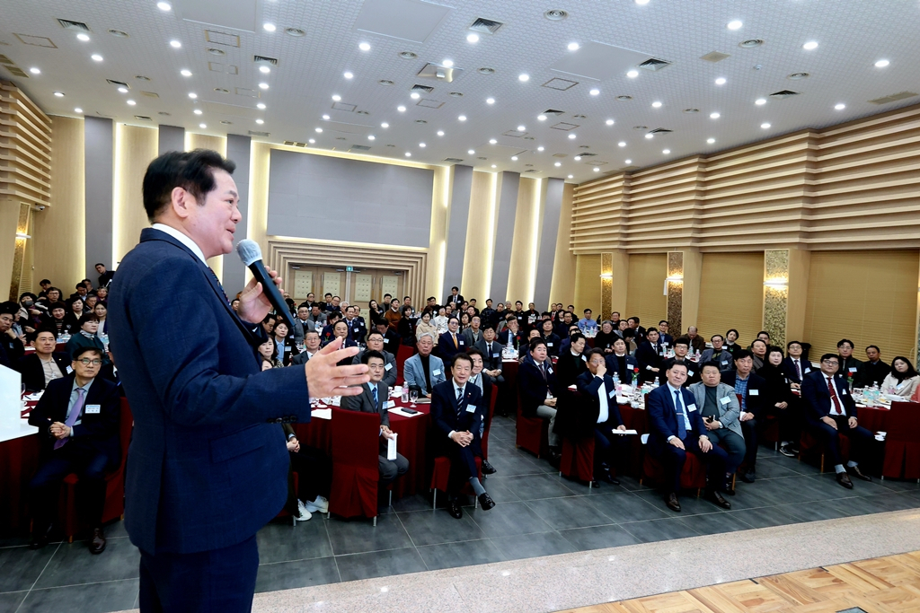 최대호 안양시장이 안양과천상의 조찬간담회에 참석해 시정운영방향을 설명했다.[안양시 제공]