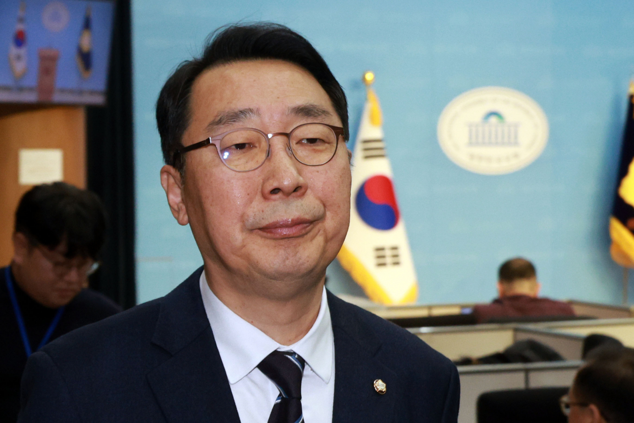 윤영찬 더불어민주당 의원이 20일 오후 국회 소통관에서 기자회견을 마친 뒤 밖으로 나서고 있다. [연합]
