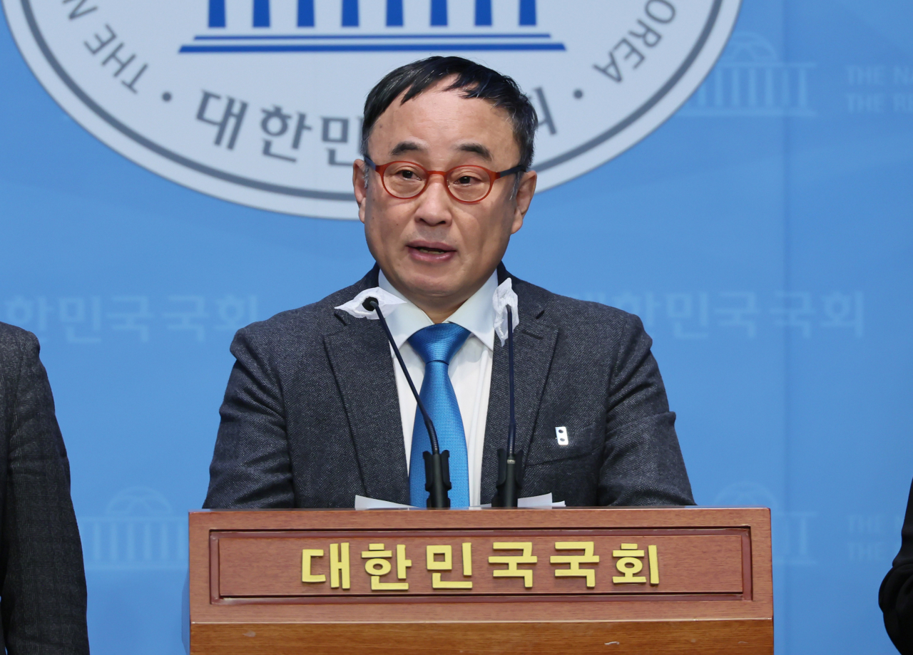 개그맨 서승만 씨가 20일 국회 소통관에서 제22대 총선 더불어민주당 비례대표 후보 도전 기자회견을 하고 있다. [연합]