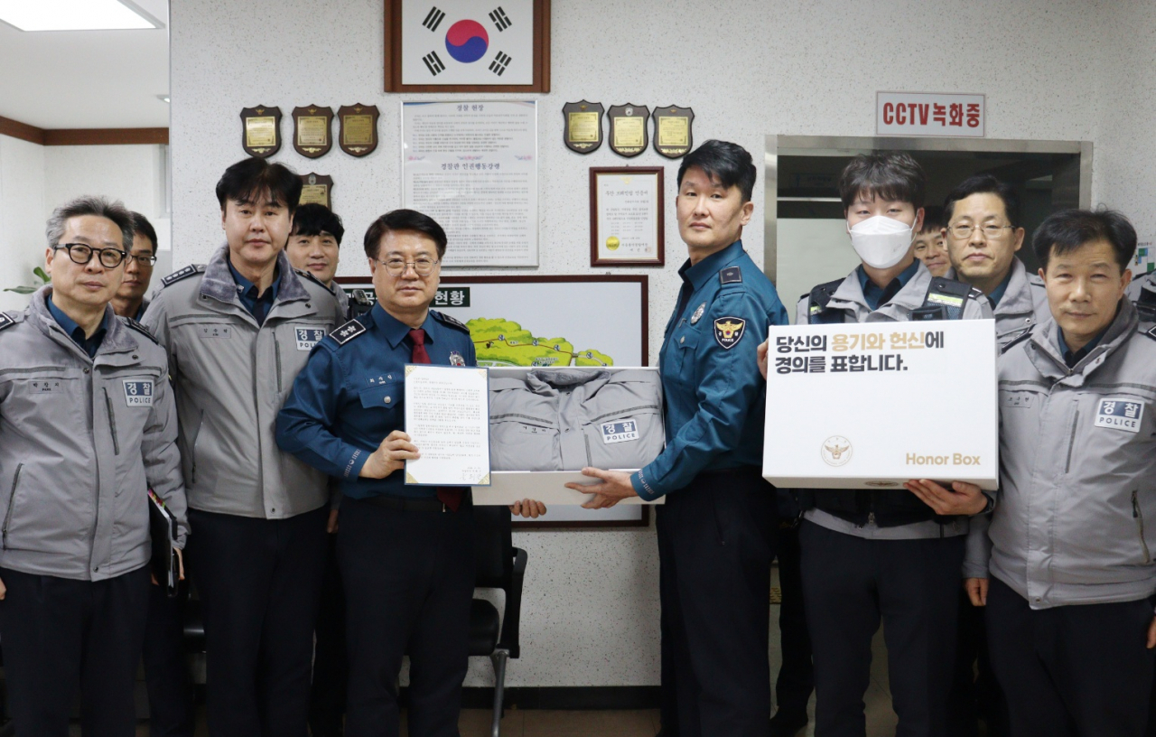 이강하 동작경찰서 신대방지구대 경위(가운데 오른쪽)가 ‘아너박스’를 전달받는 모습[경찰청 제공]