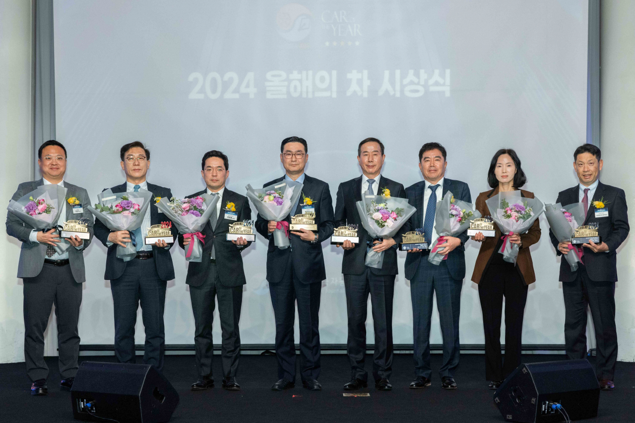 20일 서울 반포 세빛섬에서 열린 ‘2024 올해의 차 시상식’에서 수상한 자동차 브랜드 소속 임원들이 기념촬영을 하고 있다. [한국자동차기자협회 제공]