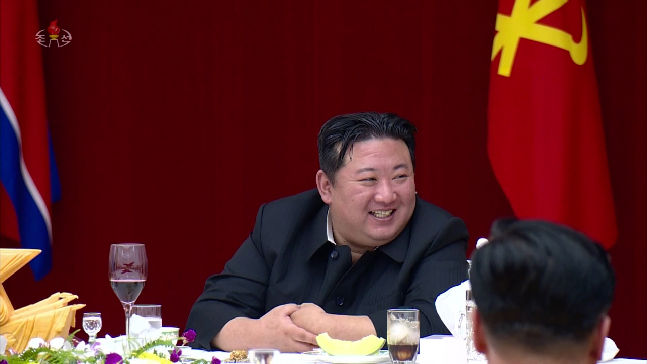 김정은 북한 국무위원장이 딸 주애와 함께 지난 8일 건군절 76주년을 기념하는 경축 연회에 참석했다고 조선중앙TV가 9일 보도했다. [조선중앙TV 화면] [국내에서만 사용가능. 재배포 금지. For Use Only in the Republic of Korea. No Redistribution] 연합뉴스