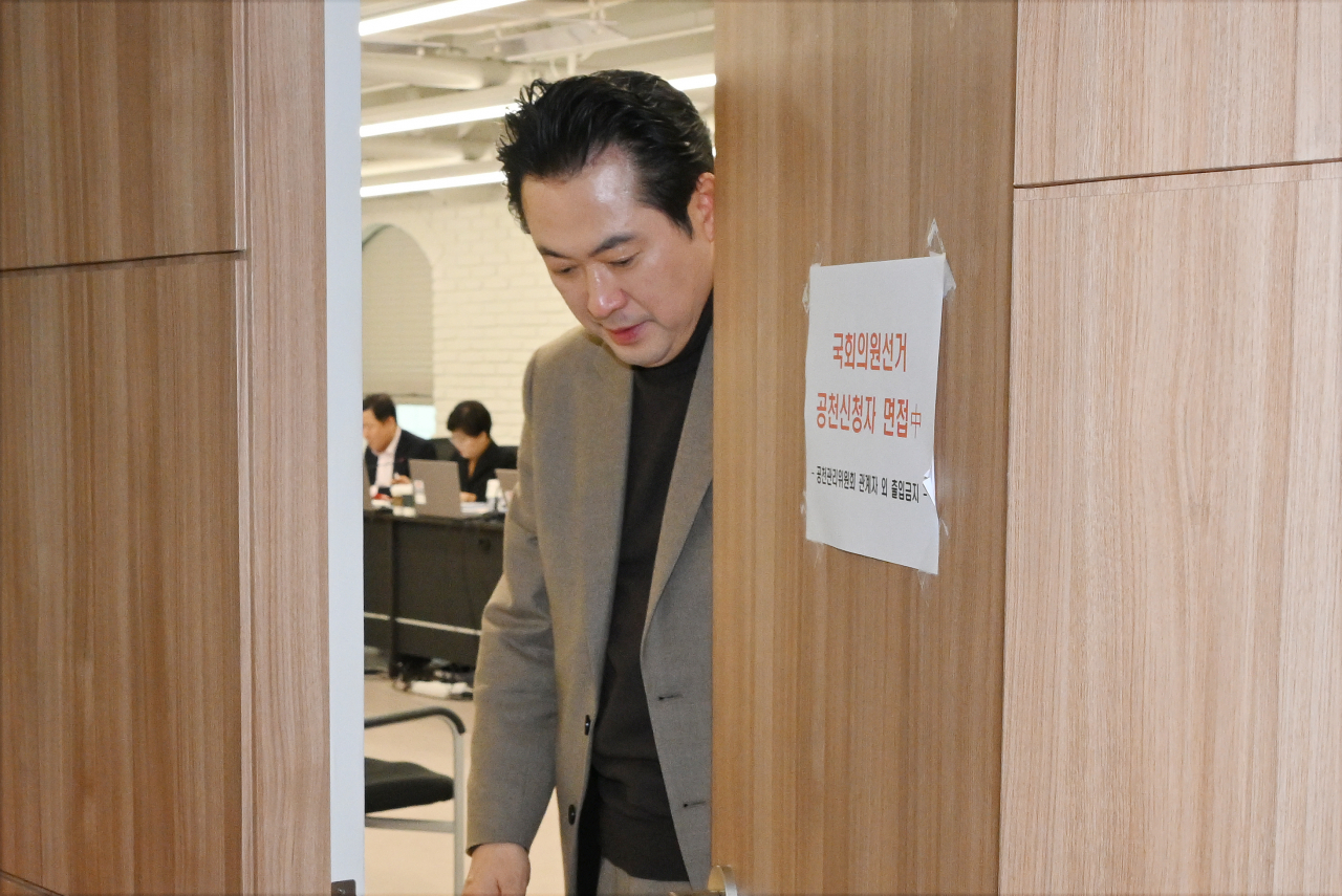 장동혁 국민의힘 사무총장이 지난 16일 서울 여의도 중앙당사에서 열린 창원시 마산 합포구의 공천 면접장에서 나오고 있다. [연합]