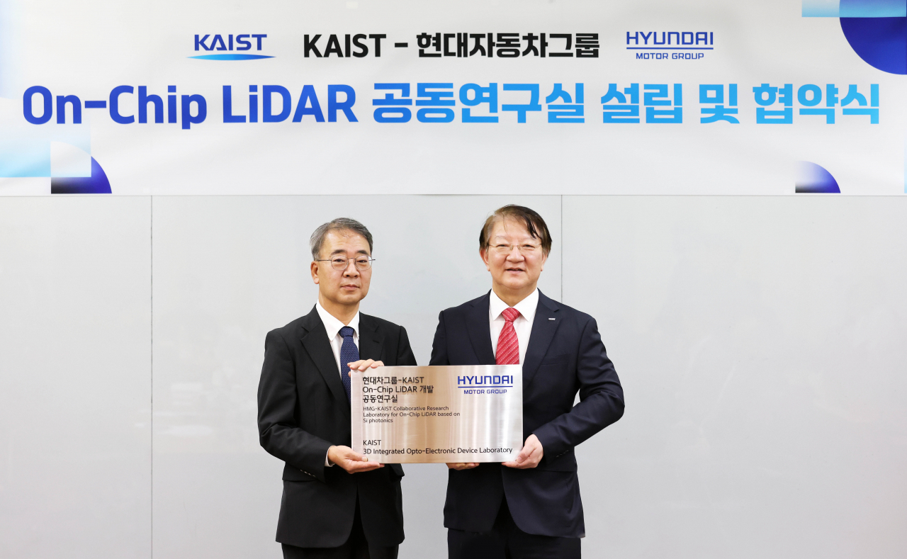 이종수(왼쪽) 현대자동차 선행기술원장 부사장과 이상엽 KAIST 연구부총장이 ‘현대자동차-KAIST 온 칩 라이다개발 공동연구실’ 현판을 들고 있다. [KAIST 제공]