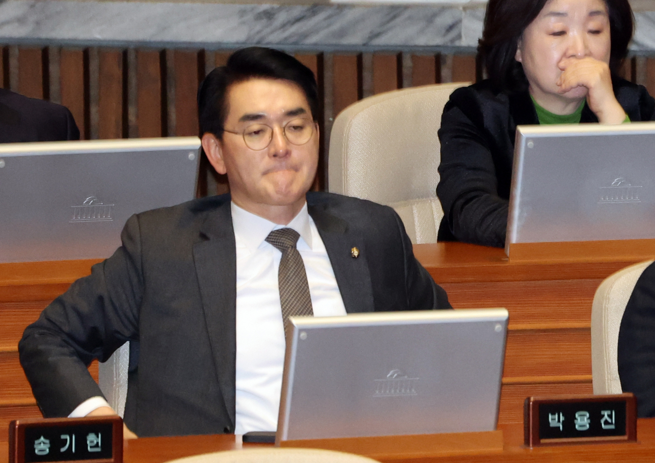 더불어민주당 박용진 의원이 20일 국회 본회의장에서 홍익표 원내대표의 교섭단체 대표 연설을 듣고 있다. 민주당은 박 의원에게 의정활동 평가 하위 10% 포함을 통보했다. [연합]
