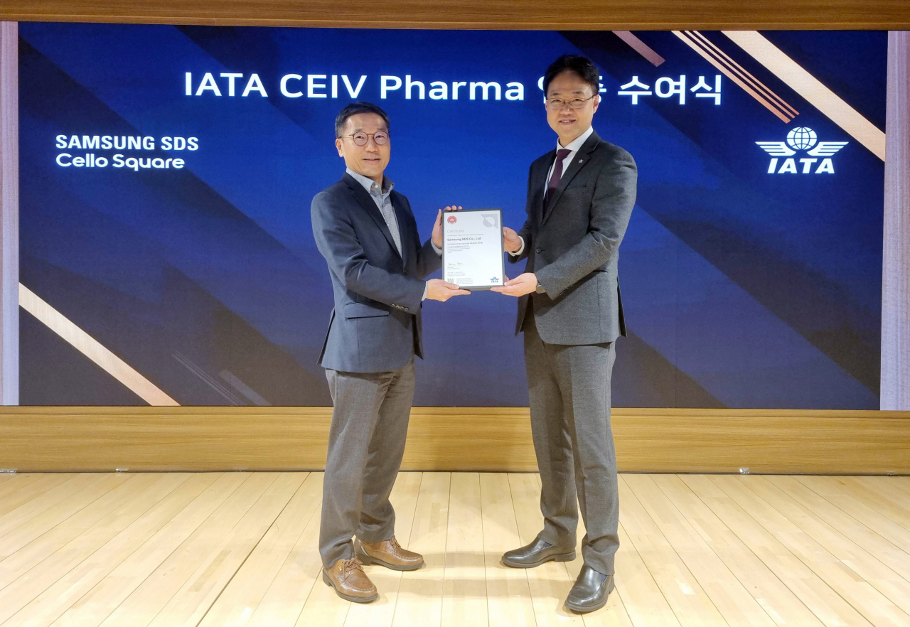 국제항공운송협회(IATA) 의약품운송인증 수여식에서 오구일(왼쪽) 삼성SDS 물류사업부장(부사장)과 김백재 IATA 한국지사장이 기념촬영을 하고 있다. [삼성SDS 제공]