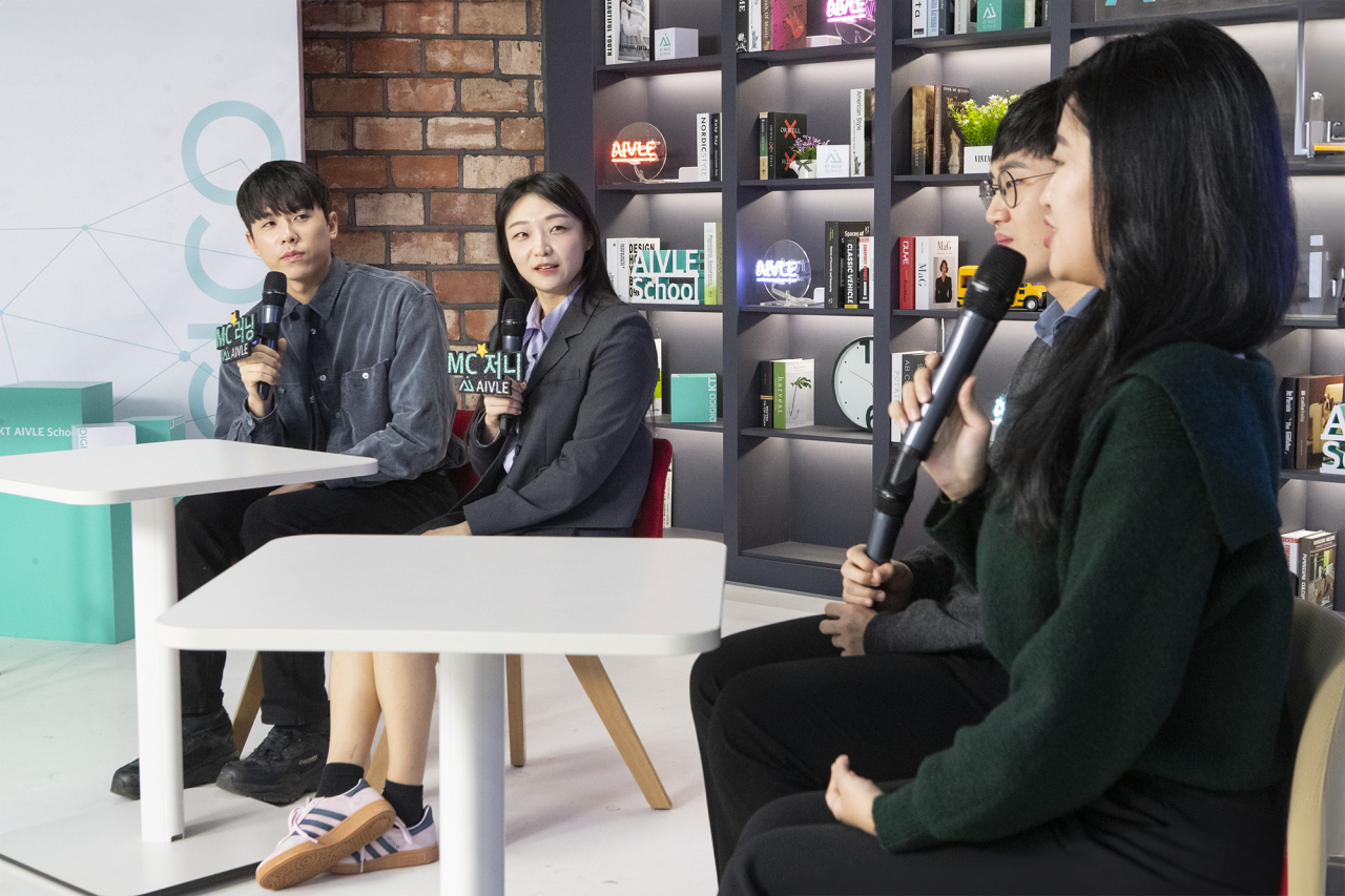 KT가 KT 에이블스쿨 5기 교육생 600여명이 참여한 가운데 온라인으로 입교식을 열고 본격적인 교육을 시작했다고 21일 밝혔다. 사진은 20일 오후 KT 분당 사옥에서 진행된 KT 에이블스쿨 5기 입교식 모습. [KT 제공]