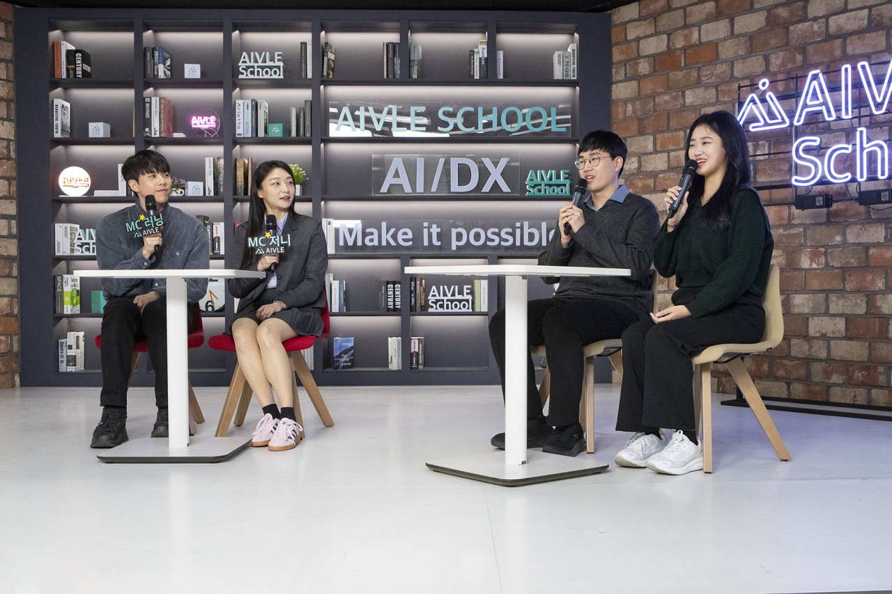 KT가 KT 에이블스쿨 5기 교육생 600여명이 참여한 가운데 온라인으로 입교식을 열고 본격적인 교육을 시작했다고 21일 밝혔다. 사진은 20일 오후 KT 분당 사옥에서 진행된 KT 에이블스쿨 5기 입교식 모습. [KT 제공]