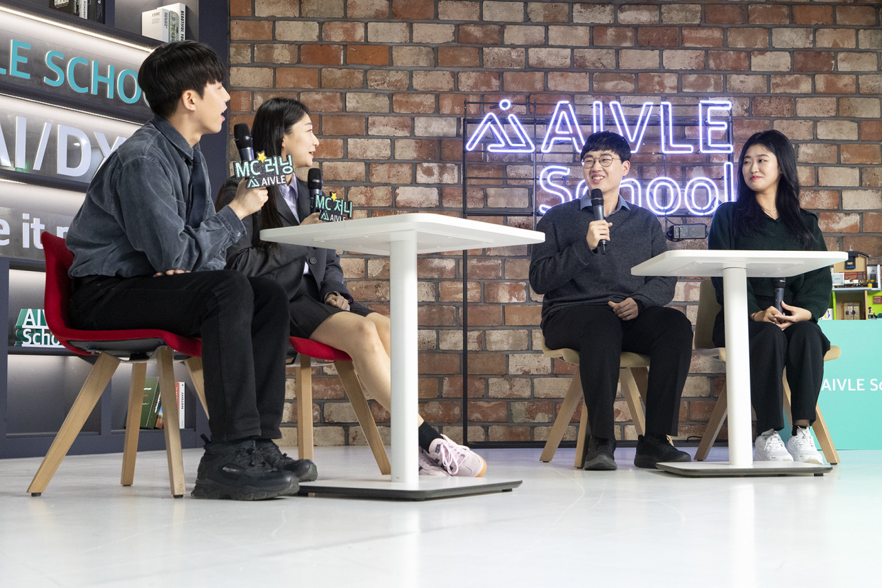 KT가 KT 에이블스쿨 5기 교육생 600여명이 참여한 가운데 온라인으로 입교식을 열고 본격적인 교육을 시작했다고 21일 밝혔다. 사진은 20일 오후 KT 분당 사옥에서 진행된 KT 에이블스쿨 5기 입교식 모습. [KT 제공]