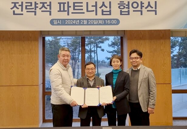 하나투어 송미선 대표(우측 두번째)더헤븐 리조트 권모세 회장(좌측 첫번째)의 업무협약식