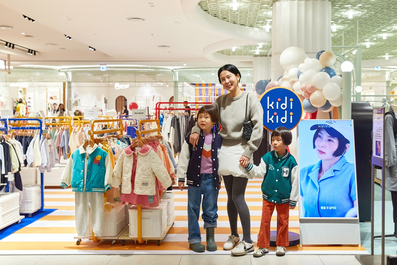 이랜드 키디키디 뮤즈 김나영 가족이 키디키디 팝업스토어를 방문해 쇼핑하고 있다. [키디키디 제공]