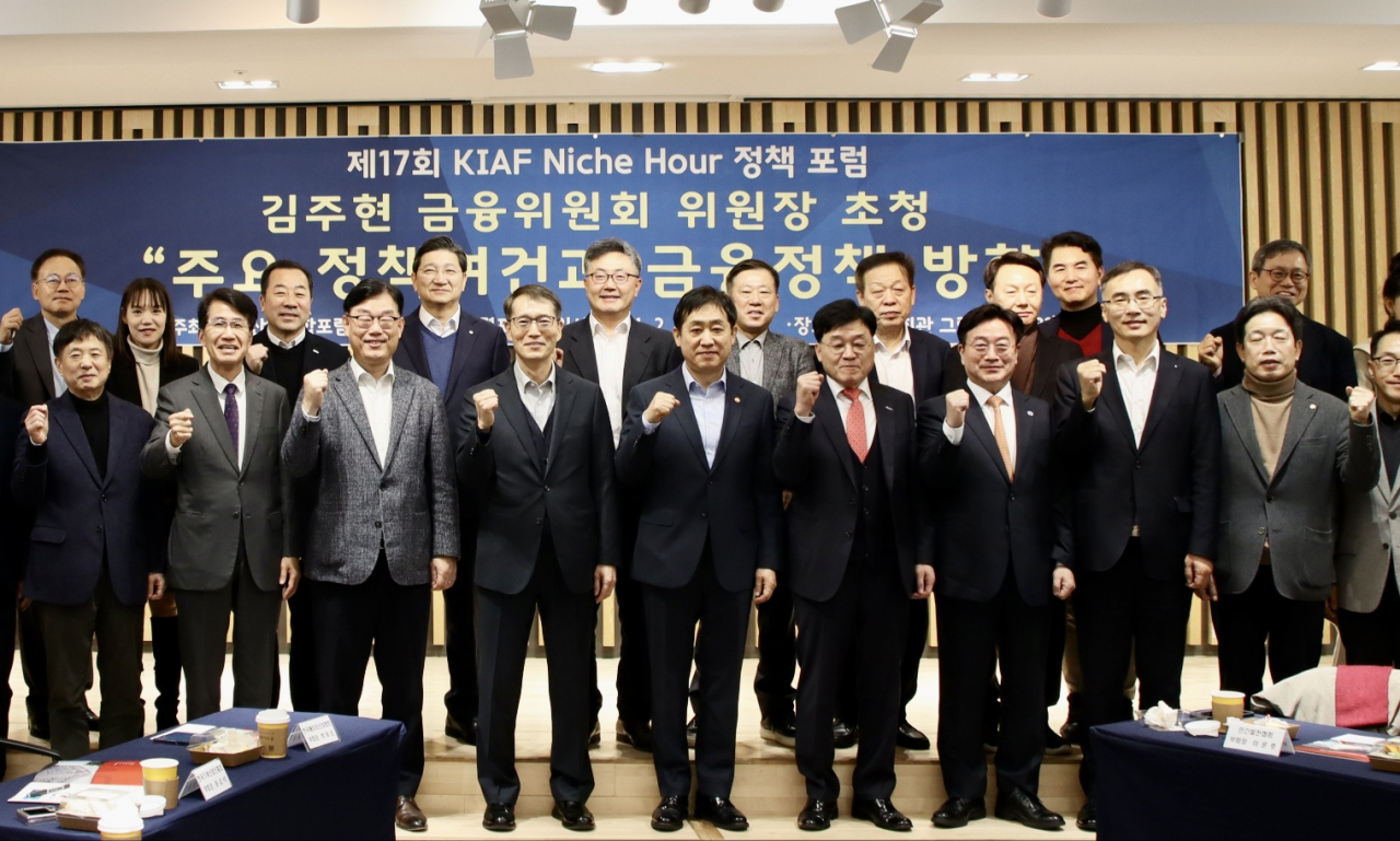 김주현(사진 왼쪽 다섯번째) 금융위원장과 정만기(왼쪽 여섯번째) 한국산업연합포럼 회장(한국무역협회 상근부회장) 등 산업계 관계자들과 기념사진을 촬영하고 있다. [한국산업연합포럼 제공]