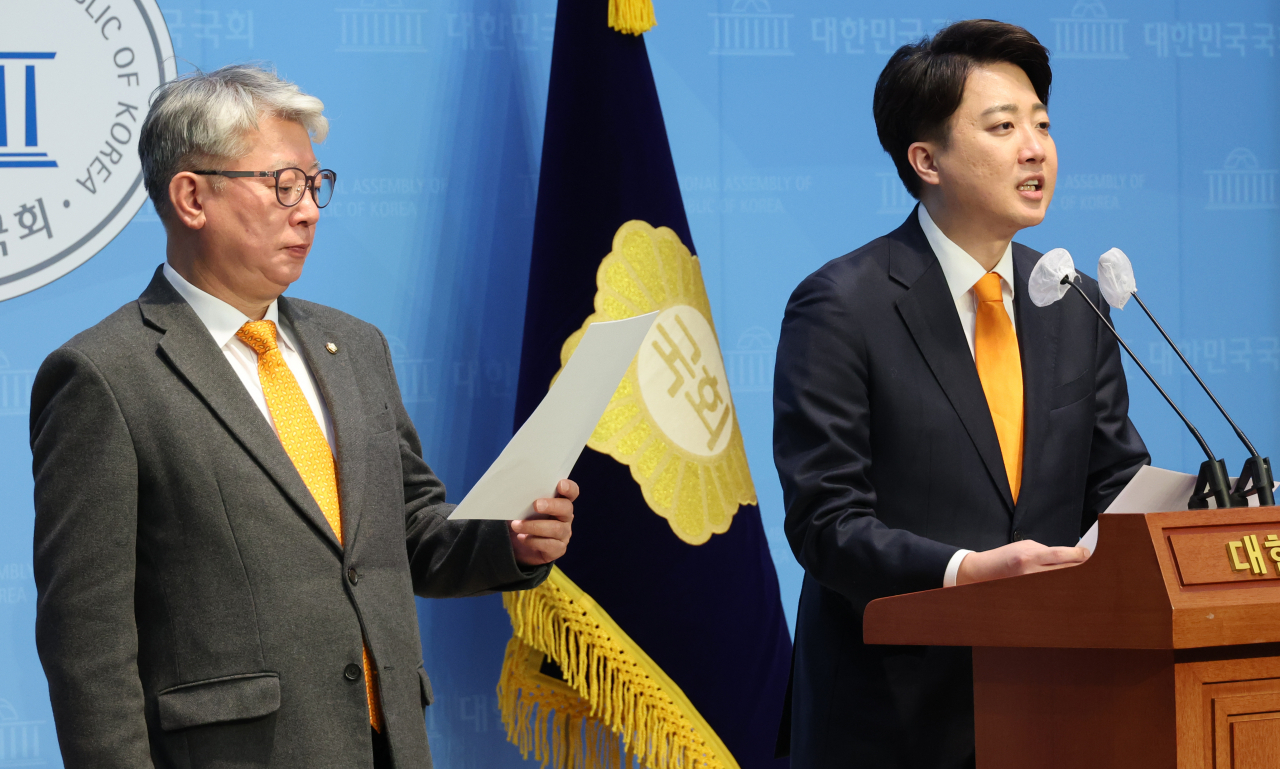 개혁신당 이준석 공동대표와 조응천 최고위원이 19일 국회 소통관에서 정책 발표 기자회견을 하고 있다. 연합뉴스