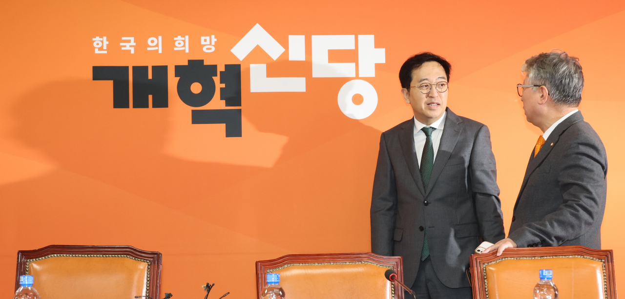 19일 국회에서 열린 개혁신당 최고위원회의에서 금태섭, 조응천 위원이 대화하고 있다. [연합]