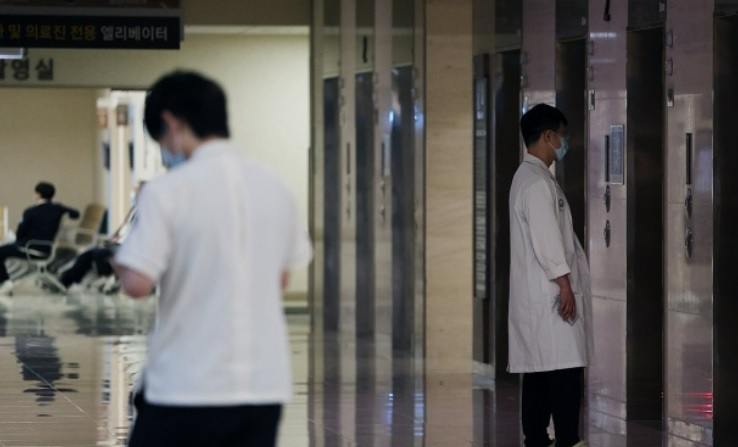 법무부와 행정안전부가 21일 의과대학 정원 확대에 반발한 의사들의 집단행동과 관련한 브리핑을 개최한다. 사진은 병원의 모습 [연합]