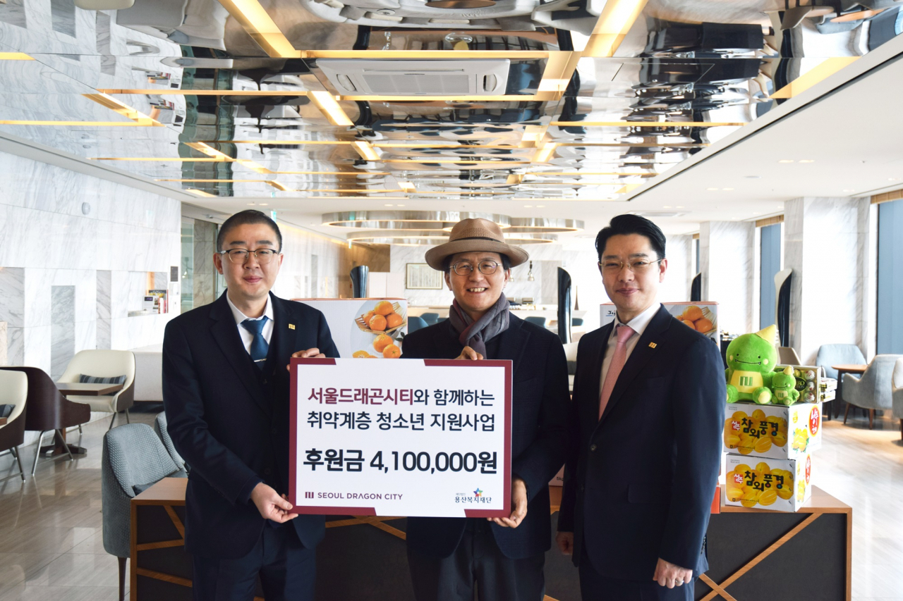 박태주(왼쪽부터) 서울드래곤시티 총괄 총지배인, 이경직 용산복지재단 사무국장, 오상준 서울드래곤시티 객실 총지배인. [서울드래곤시티 제공]