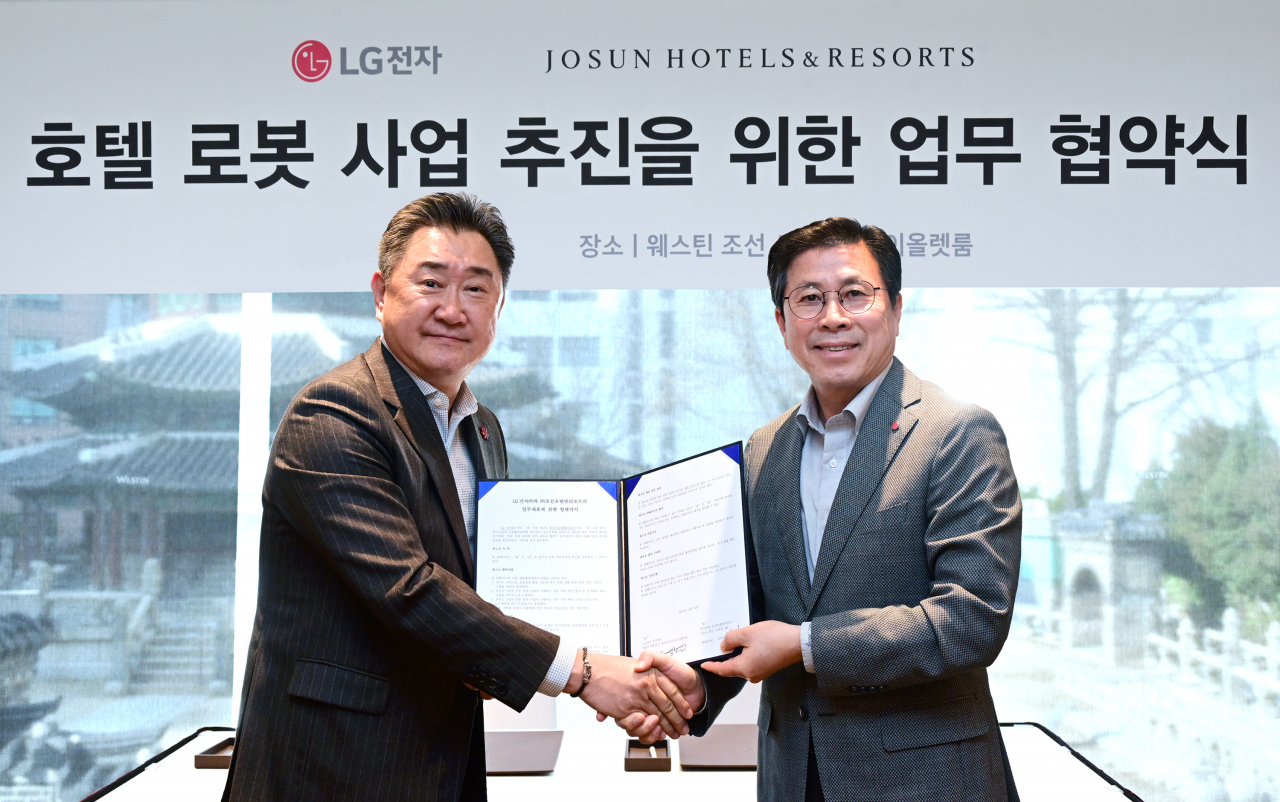 이주희(왼쪽) 조선호텔앤리조트 대표이사, 장익환(오른쪽) LG전자 BS사업본부장. [LG전자 제공]