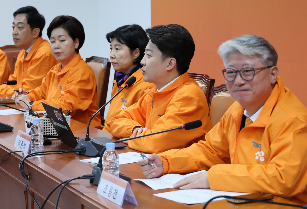 이준석 개혁신당 대표가 21일 국회에서 열린 양정숙 의원 입당식에서 발언하고 있다. 이 대표 오른쪽은 조응천 최고위원. [연합]