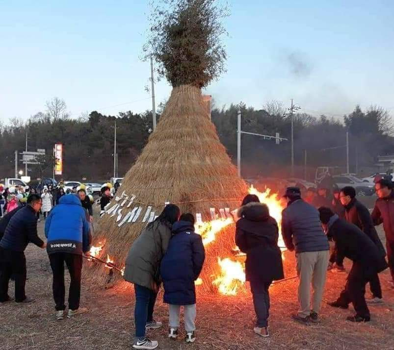 달집에 불을 붙이는 국민들