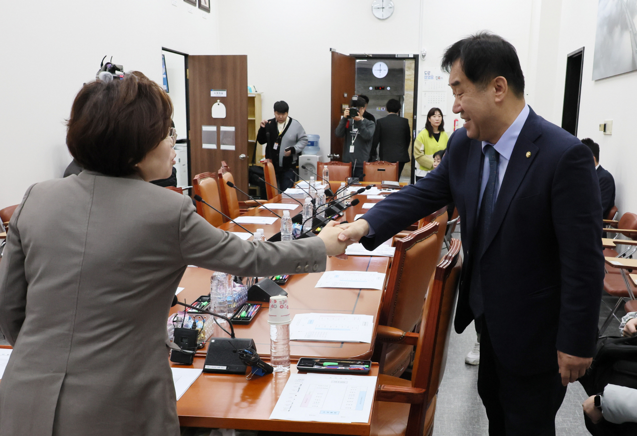 실거주 의무를 3년 간 유예하는 주택법 개정안 등을 심사하기 위해 21일 국회에서 열린 국토교통위원회 국토법안심사소위원회에서 김정재 소위원장이 맹성규 더불어민주당 의원과 악수하고 있다. [연합]